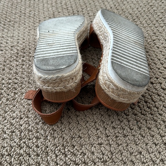 Women’s Tan Sandles - Picture 4 of 8